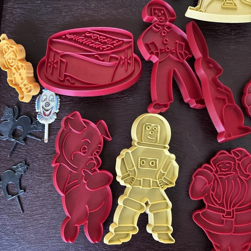 Lot of 13 Vintage HRM Red & Gold Stanley Plastic Cookie Cutters -Holiday Theme